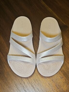 CROCS Women's Pink Hue Silver Metallic Strappy Slide Sandals Kadee